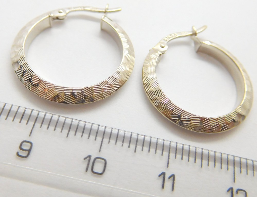 Klenoty Budín Zlaté gravírované náušnice kroužky  z bílého zlata 585/1,69gr HK2157