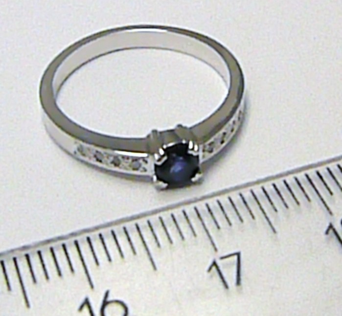 Klenoty Budín Diamantový zásnubní prsten s modrým safírem J-24579-14