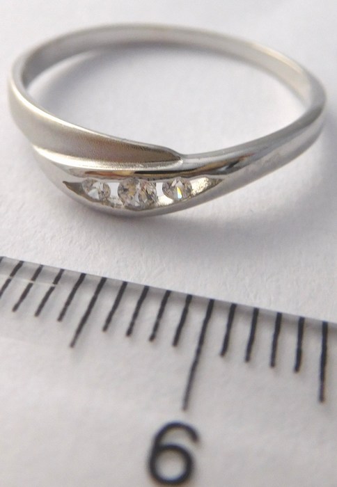 Klenoty Budín Dámský zlatý prsten se třemi zirkony 585/1,19gr vel. 55 323041197