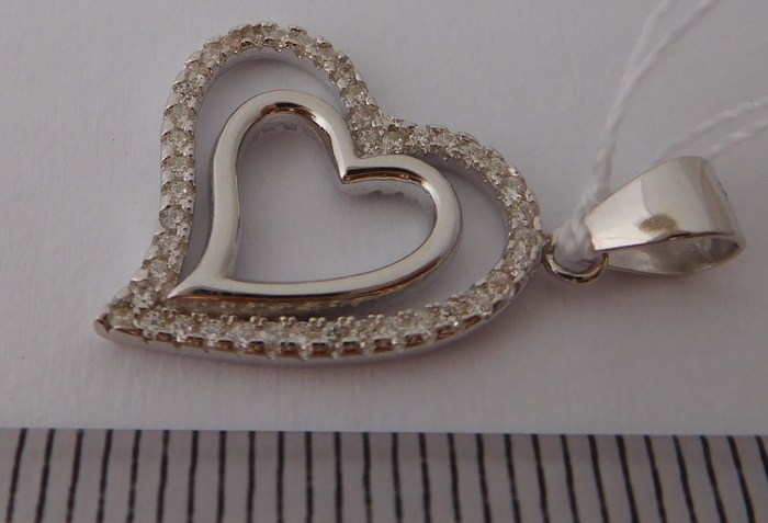 Krásný stříbrný přívěšek se zirkony - srdíčko 030468600006