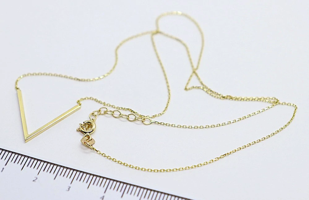 Klenoty Budín Dámský zlatý náhrdelník ze žlutého zlata s přívěskem "V" 585/1,71gr 42+3cm HK4072