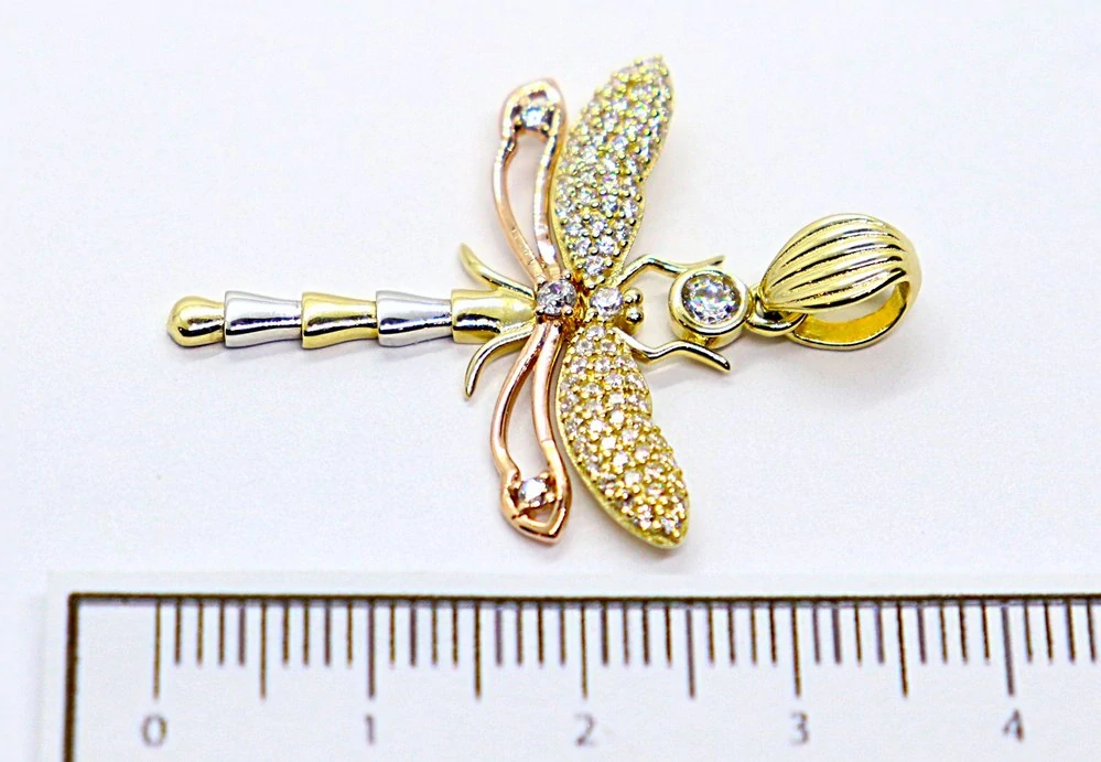 Klenoty Budín Gravírovaný přívěsek se zirkony - vážka ze tří barev zlata 585/2,92gr HK3237