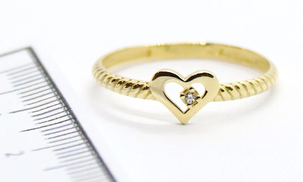 Klenoty Budín Dámský zásnubní srdíčkový prsten ze žlutého zlata se zirkonem 585/0,70gr vel. 50 HK1250