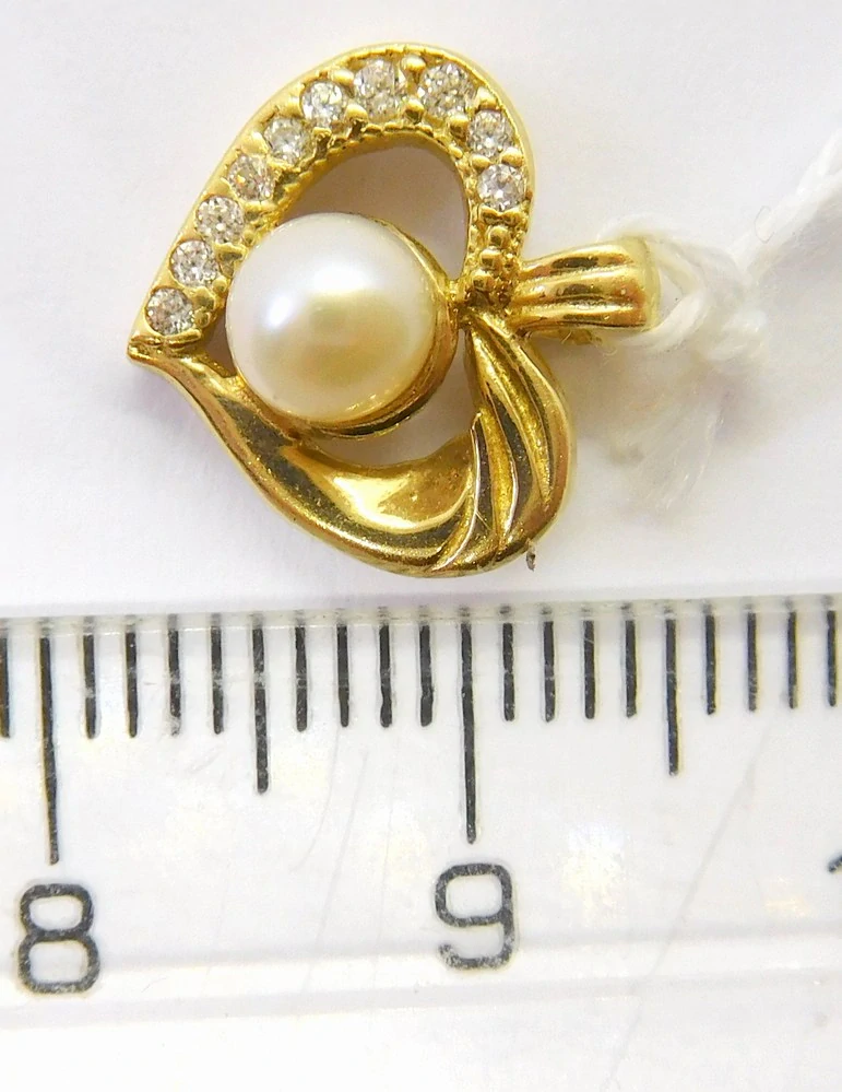 Klenoty Budín Dámský zlatý přívěsek se zirkony a perlou zamilované srdíčko 585/1,18gr HK3269