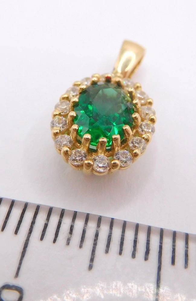Klenoty Budín Dámský zlatý přívěsek se zirkony a zeleným smaragdem 585/1,18gr H3281