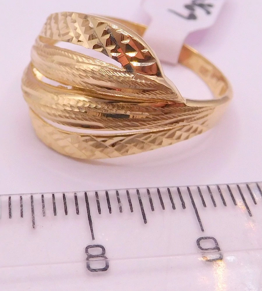 Klenoty Budín Dámský mohutný zlatý prsten s gravírováním 585/3,36gr vel. 64 HK1268