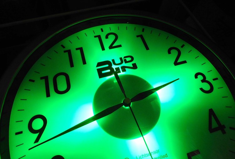 Klenoty Budín Rádiem řízené přesné nástěnné čitelné hodiny se senzorem podsvícení BUD-IN C1806