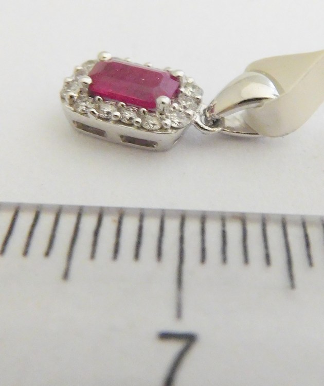 Klenoty Budín Zlatý diamantový přívěsek z bílého zlata s brilianty a červeným přírodním rubínem 585/0,70gr 3870052