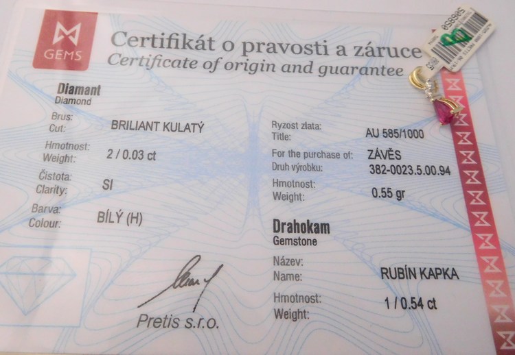 Klenoty Budín Zlatý diamantový přívěsek ze žlutého zlata s brilianty a červeným přírodním rubínem 585/0,55gr 3820023