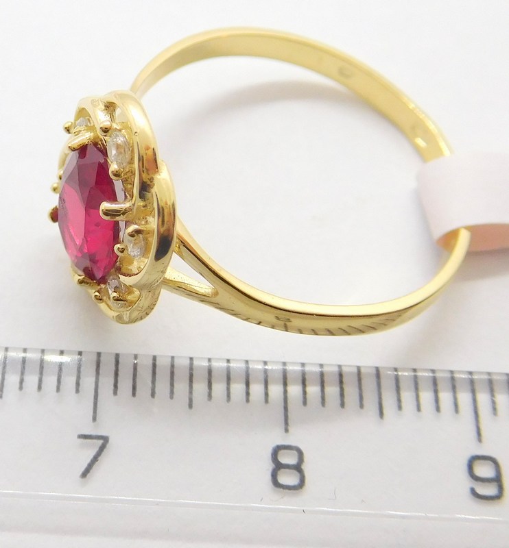 Klenoty Budín Mohutný zlatý prsten s velkým červeným rubínem 585/2,51gr vel. 57 HK1082