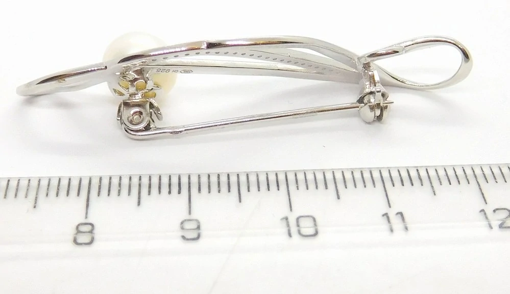 Klenoty Budín Dámská stříbrná brož se zirkony a kultivovanou perlou ryz. 925/1000 030452000007