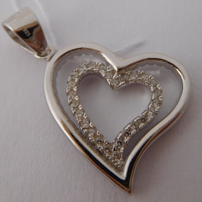 Krásný stříbrný přívěšek se zirkony - srdíčko 030468600006