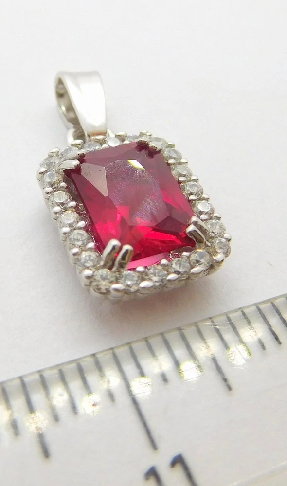 Klenoty Budín Mohutný zlatý přívěsek z bílého zlata s červeným rubínem a zirkony 585/1,49gr HK3233