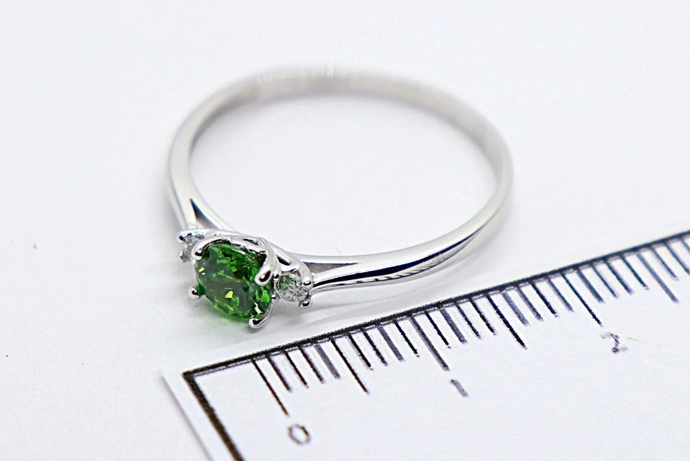 Klenoty Budín Dámský zásnubní prsten z bílého zlata se zirkony a zeleným smaragdem 585/1,56gr vel. 58 HK1255