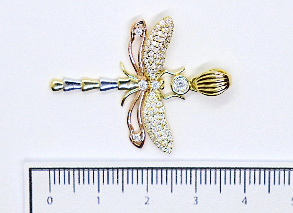 Klenoty Budín Gravírovaný přívěsek se zirkony - vážka ze tří barev zlata 585/2,92gr HK3237