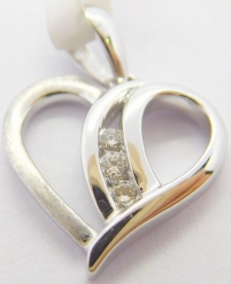 Klenoty Budín Diamantový zlatý přívěsek z bílého zlata - srdíčko s brilianty 585/1,07gr 3870088