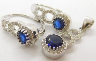 Klenoty Budín Dámská mohutná stříbrná souprava se zirkony a modrými safíry ryz. 925/1000 (náušnice + přívěsek) 031010600001